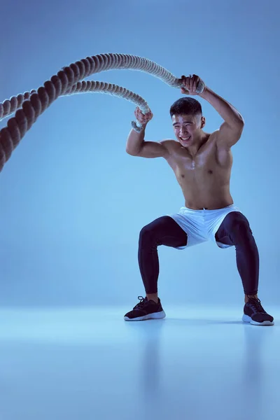 Porträt Eines Jungen Muskulösen Mannes Beim Training Der Isoliert Seil — Stockfoto