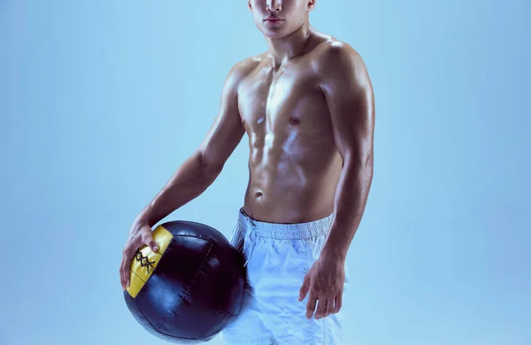 Imagem Cortada Jovem Homem Muscular Posando Com Bola Med Isolado — Fotografia de Stock