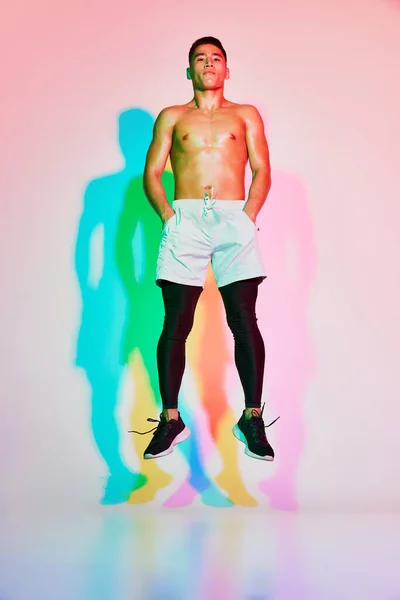 Retrato Treinamento Jovem Homem Muscular Pulando Isolado Sobre Fundo Rosa — Fotografia de Stock