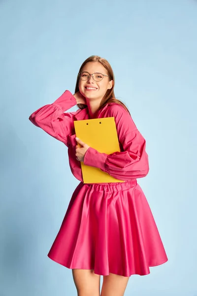 Joven Chica Hermosa Vestido Rosa Elegante Posando Aislado Sobre Fondo — Foto de Stock