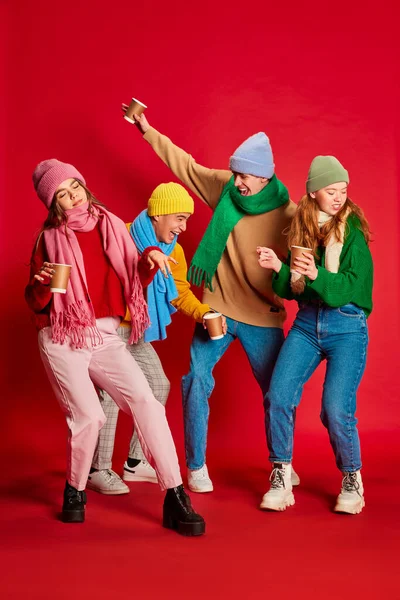 Grupo Jóvenes Amigos Con Ropa Invierno Divirtiéndose Juntos Posando Aislados — Foto de Stock