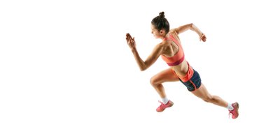 Spor üniformalı bir kız beyaz arka planda izole edilmiş. Spor, güzellik, eylem, başarılar, hobiler. Genç sporcu, koşucu motive ve konsantre görünüyor.