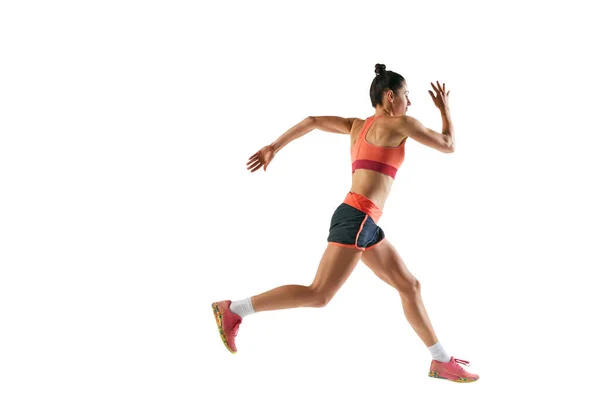 穿着夏季运动服的职业女运动员 跑步者或慢跑者在白色背景下跑步的动态肖像 运动概念 — 图库照片