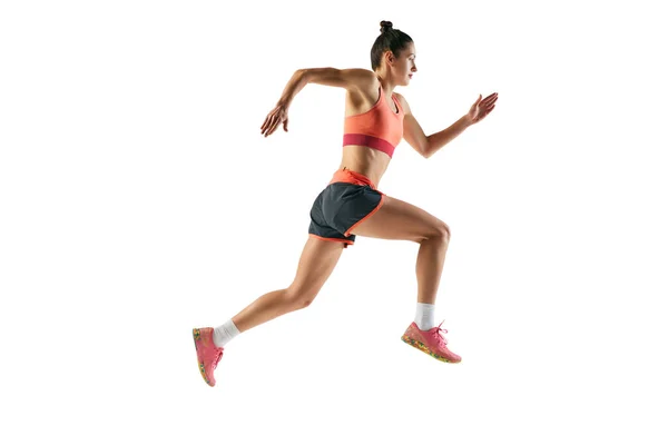 穿着夏季运动服的职业女运动员 跑步者或慢跑者在白色背景下跑步的动态肖像 运动概念 — 图库照片