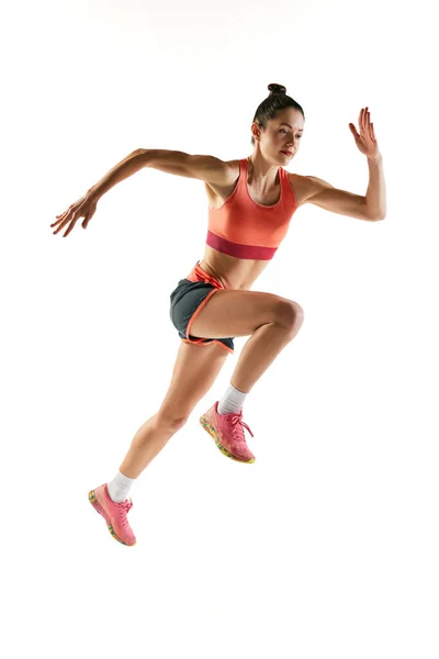 巨大的能量和速度 运动员在运动 身穿运动服的年轻健康的女运动员跑步 在白色背景下进行训练 动态运动 跑步技巧 — 图库照片