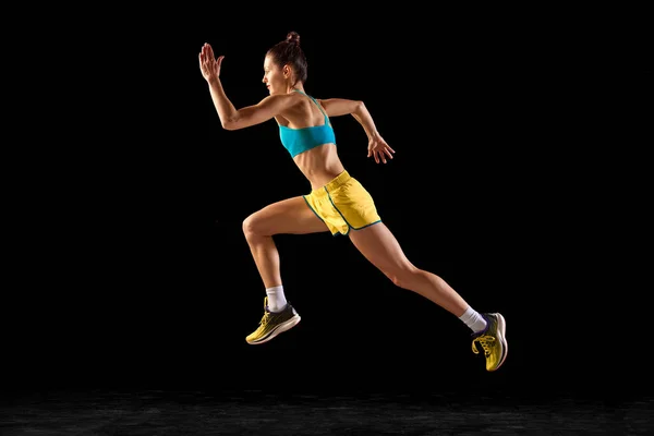 Sportowiec Akcji Młoda Sportowa Dziewczyna Fitness Niebiesko Żółtym Mundurze Sportowym — Zdjęcie stockowe