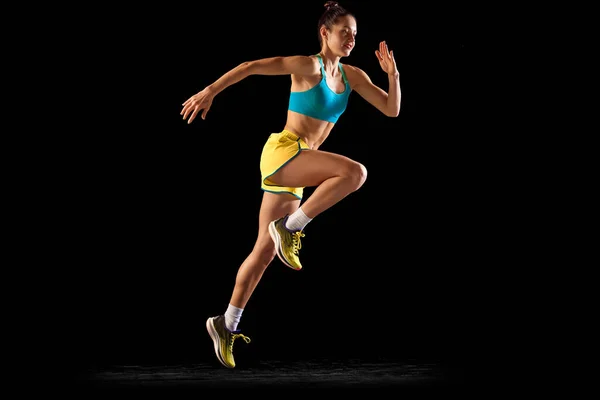 산발적 달리기 선수들은 배경에서 움직임으로 파란색 노란색 운동화를 착용하고 달리기 — 스톡 사진
