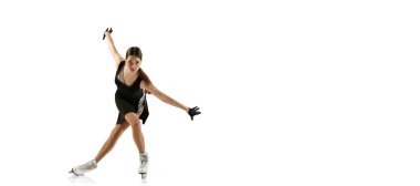 Esnek genç kız portresi, siyah sahne kostüm giymiş kadın patenci beyaz arka planda izole edilmiş. Genç sporcu hareket halinde. Spor, güzellik, kış sporları. İlan için alanı kopyala