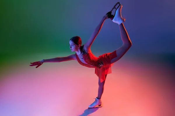 Porträt Eines Sportlichen Teenie Mädchens Einer Jungen Eiskunstläuferin Rotem Bühnenkostüm — Stockfoto