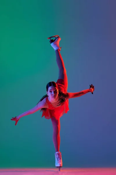 Junges Sportliches Mädchen Junge Eiskunstläuferin Rotem Bühnenkostüm Vereinzelt Über Grün — Stockfoto