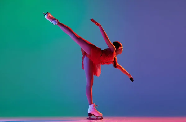 Junges Sportliches Mädchen Junge Eiskunstläuferin Rotem Bühnenkostüm Vereinzelt Über Grün — Stockfoto