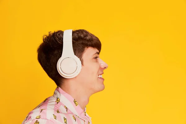 Προβολή Προφίλ Του Χαρούμενος Νεαρός Άνδρας Ακουστικά Χαμογελώντας Ακούγοντας Μουσική — Φωτογραφία Αρχείου