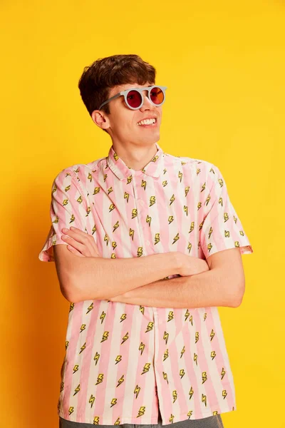 Summer Vacation Vibes Portrait Astonished Young Man Fashionable Eyewear Smiling — Stock Photo, Image