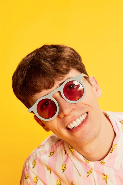 Sommerurlaubsstimmung Nahaufnahme Porträt Eines Erstaunten Jungen Mannes Modischer Brille Der — Stockfoto