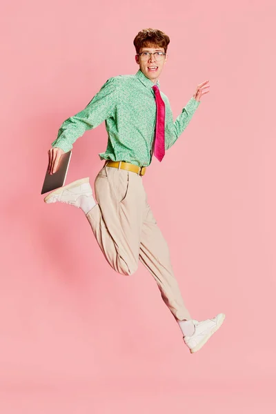 Спешке Творческий Портрет Стильного Эмоционального Человека Студента Гика Винтажной Рубашке — стоковое фото
