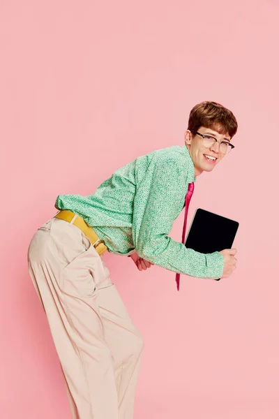 Tipo Usando Tableta Hombre Emocional Divertido Estudiante Geek Con Camisa — Foto de Stock