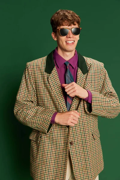 Studio Záběry Mladý Muž Retro Módní Styl Kostým Oblek Pózovat — Stock fotografie