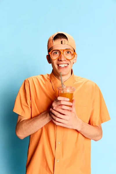 Ochutnávka Limonády Portrét Mladého Emocionálního Muže Neformálním Oblečení Čepici Izolované — Stock fotografie