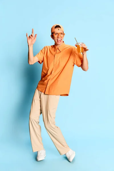 Prova Limonada Retrato Jovem Homem Emocional Roupas Casuais Boné Isolado — Fotografia de Stock