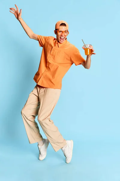 Hip Hop Portrét Mladého Emocionálního Muže Neformálním Oblečení Čepici Izolované — Stock fotografie
