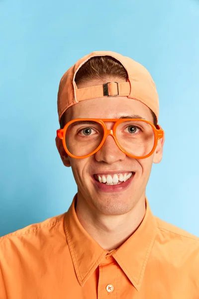 Portrét Mladého Emocionálního Muže Neformálním Oblečení Čepici Izolované Přes Světle — Stock fotografie