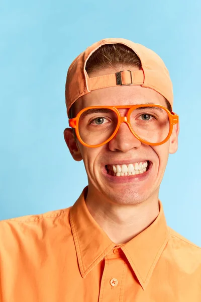 Portrét Mladého Emocionálního Muže Neformálním Oblečení Čepici Izolované Přes Světle — Stock fotografie