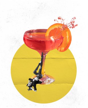 Parti zamanı. Garip kız ve büyük kokteyl bardağı jeomertik şekilli soyut arka planda. Parti, eğlence, gece kulübü, içkiler ve kokteyller Sanat, yaratıcılık, hayal gücü, poster.