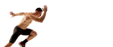 Sportif adam, kaslı atlet, koşucu hareket halinde bisiklet şortu giyiyor ve beyaz arka planda izole edilmiş hareket ediyor. Enerji, hız, spor ve güzellik konsepti. İlan için kopyalama alanı olan broşür