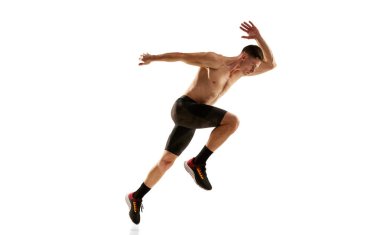 Sportif adam, kaslı atlet, koşucu hareket halinde bisiklet şortu giyiyor ve beyaz arka planda izole edilmiş hareket ediyor. Enerji, hız, spor ve güzellik kavramı.