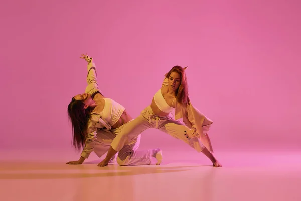 Moderní Taneční Umění Mladé Dívky Pár Tanečnic Sportovním Oblečení Tančících — Stock fotografie