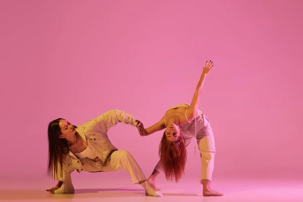 Due Ballerine Eleganti Abiti Casual Stile Danza Coreografia Contemporanea Danza — Foto Stock