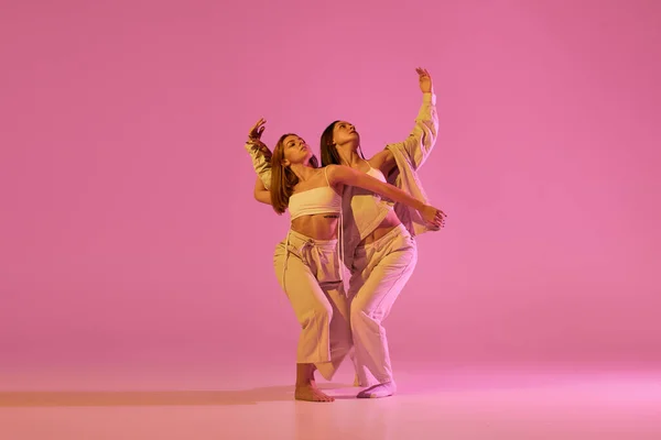 Μοντέρνα Τέχνη Χορού Νεαρά Κορίτσια Δυο Χορεύτριες Αθλητικά Ρούχα Χορεύουν — Φωτογραφία Αρχείου