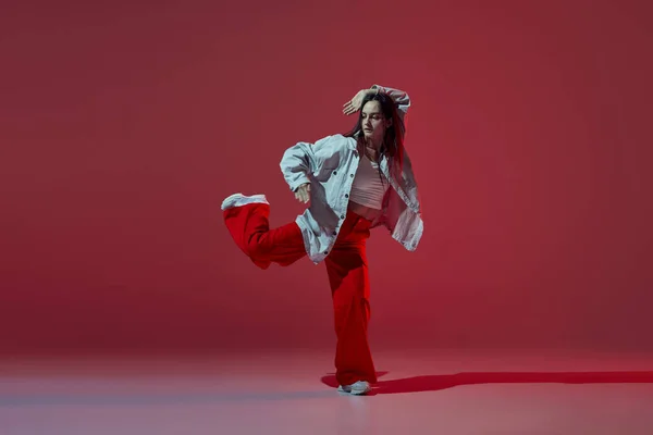 Hip Hop Dansı Yapan Genç Bir Kızın Dinamik Portresi Koyu — Stok fotoğraf