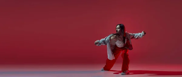 Hip Hop Dansı Yapan Genç Bir Kızın Dinamik Portresi Koyu — Stok fotoğraf