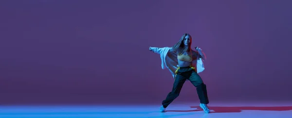 柔軟な若い女の子 現代のダンサーはネオンで暗い紫色の背景に隔離されたヒップホップや実験的なダンスを踊る コンテンポラリーダンス 若者のライフスタイル ファッション スタイル 広告のコピースペース — ストック写真