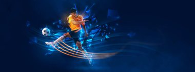 Genç erkek futbol atletinin portresi futbol topunu çokgen ve akıcı neon elementlerle koyu mavi arka planda tekmeledi. Spor anlayışı, etkinlik, yaratıcılık. İlan, metin için boşluk kopyala