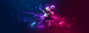 Yaratıcı sanat eserleri. Profesyonel Amerikan futbolcusu hareketli, koyu mor arka planda hareket eden, çokgen ve akışkan neon elementlerle. Spor, etkinlik, yaratıcılık, enerji kavramı.