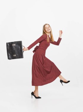 Mutlu bayan. Beyaz arka planda izole edilmiş retro çanta taşıyan beyaz iş kadını portresi. Moda, iş ve klasik tarz konsepti