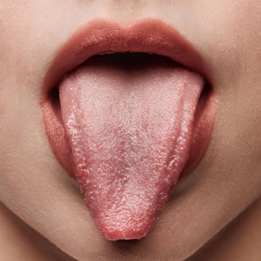 Bir şeyin tadına bakıyorum. Çıplak ruj sürmüş seksi kadın dudakları. Şehvetli kadınlar, dillerini çıkarıp ağızlarını açarlar. Güzellik, moda, tarz konsepti, kırpılmış görüntü