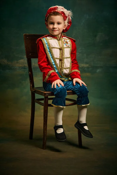 Ritratto Bambino Carino Vestito Personaggio Medievale Piccolo Principe Pageboy Posa — Foto Stock