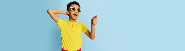 Emotional Little African Boy Stylish Sunglasses Yellow Summer Shirt Blue — Zdjęcie stockowe