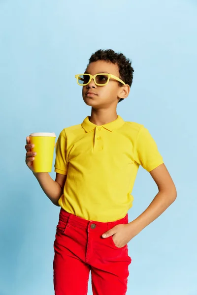 Koffie Tijd Modieuze Kleine Afrikaanse Jongen Stijlvolle Zonnebril Geel Zomershirt — Stockfoto