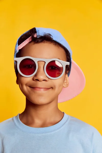 Closeup Portrait Little African Happy Boy Stylish Sunglasses Cap Looking — Φωτογραφία Αρχείου