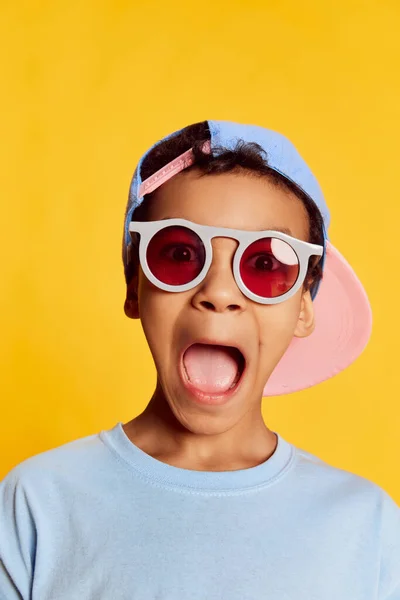 Closeup Portrait Little African Happy Boy Stylish Sunglasses Cap Looking — Φωτογραφία Αρχείου
