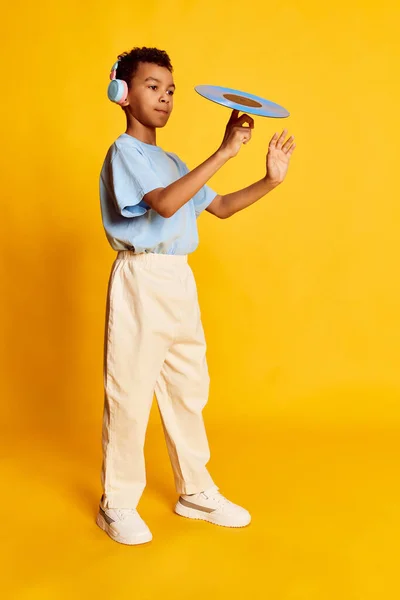 Müzik Devam Ediyor Küçük Afrikalı Bir Çocuk Şık Sokak Kıyafetleri — Stok fotoğraf