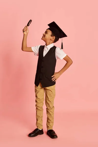 Подивіться Інтересом Портрет Шкільного Віку Американсько Африканський Хлопчик Учень Сучасній — стокове фото