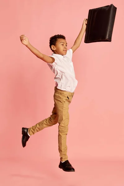 Boldog Boldog Kisfiú Diák Modern Iskolai Egyenruhában Átugrik Rózsaszín Háttéren — Stock Fotó