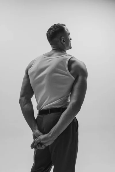 Черно Белый Портрет Мускулистого Человека Широкой Спиной Позирующего Сером Фоне — стоковое фото