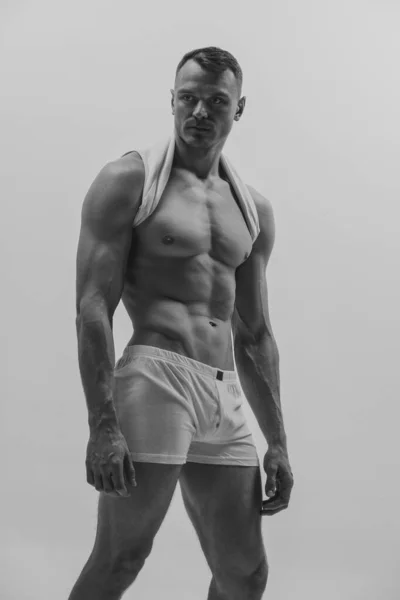 Schwarz Weißes Porträt Eines Muskulösen Männlichen Models Vor Grauem Studiohintergrund — Stockfoto