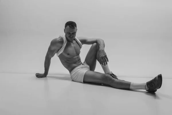 Schöner Junger Muskulöser Mann Der Hemdlos Über Grauem Studiohintergrund Posiert — Stockfoto